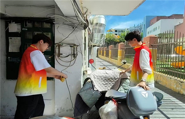 匠心护电除隐患 青春聚力惠民生---巢湖学院 "匠心护电 聚力向前" 绿色发展实践团
